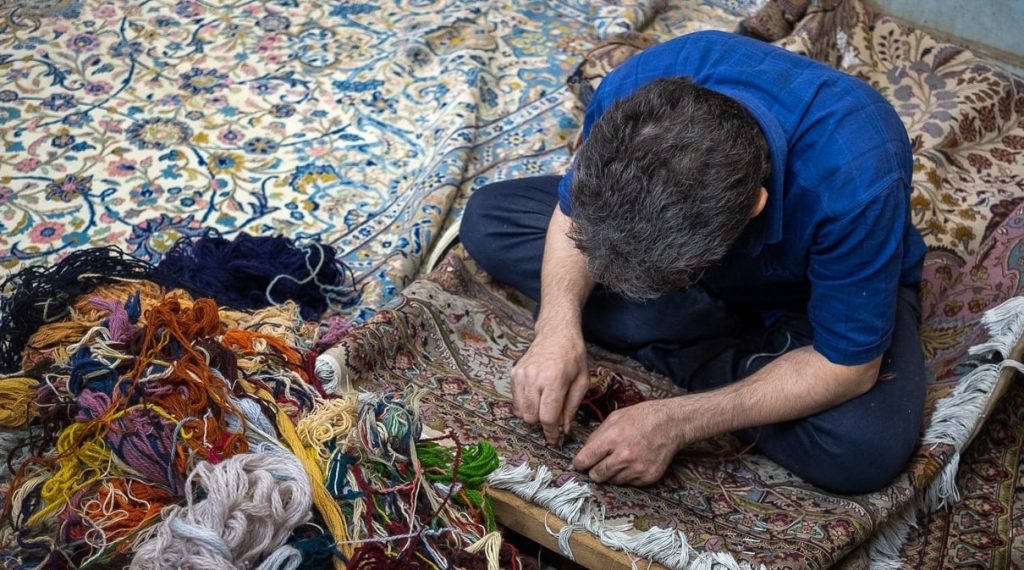 قالیشویی بی نظیر - رفوگری مجاز بی نظیر کرج ارائه دهنده ی کلیه خدمات ترمیم و رفوگری انواع فرش های ماشینی و دست بافت شامل رفع پارگی و سوختگی و..